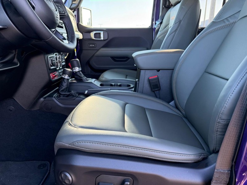 Jeep Gladiator Vehicle Full-screen Gallery Image 17