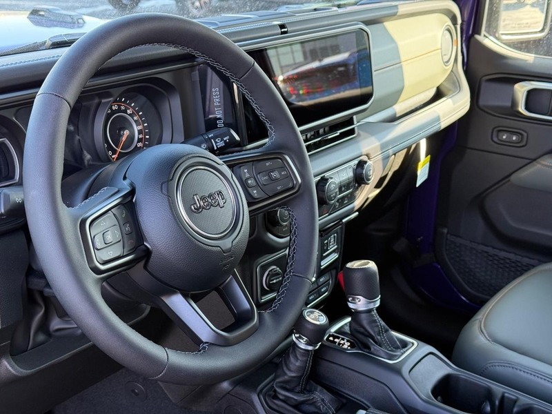 Jeep Gladiator Vehicle Full-screen Gallery Image 18