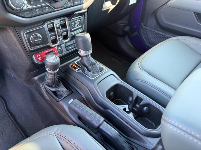 Jeep Gladiator Vehicle Full-screen Gallery Image 26