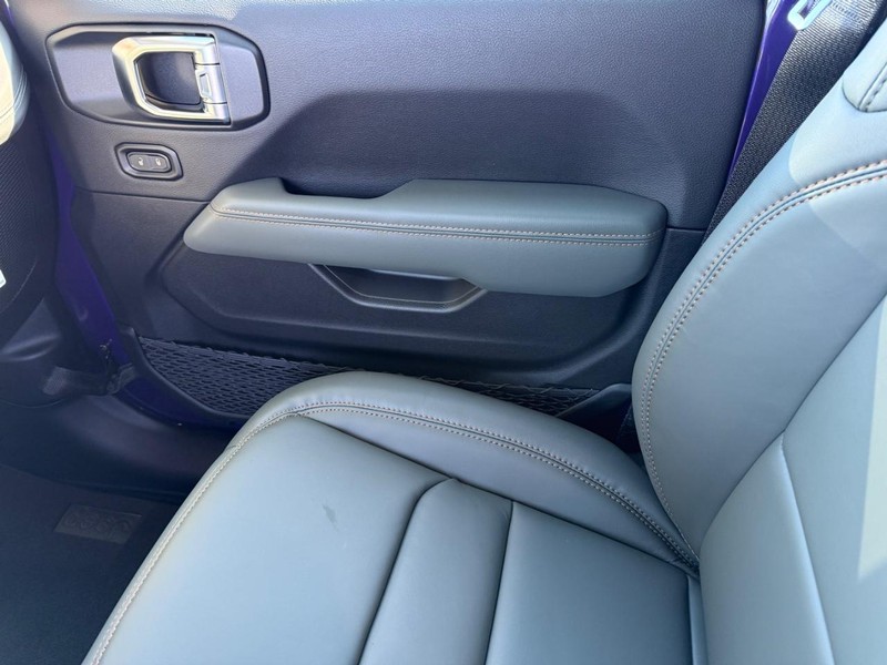 Jeep Gladiator Vehicle Full-screen Gallery Image 27