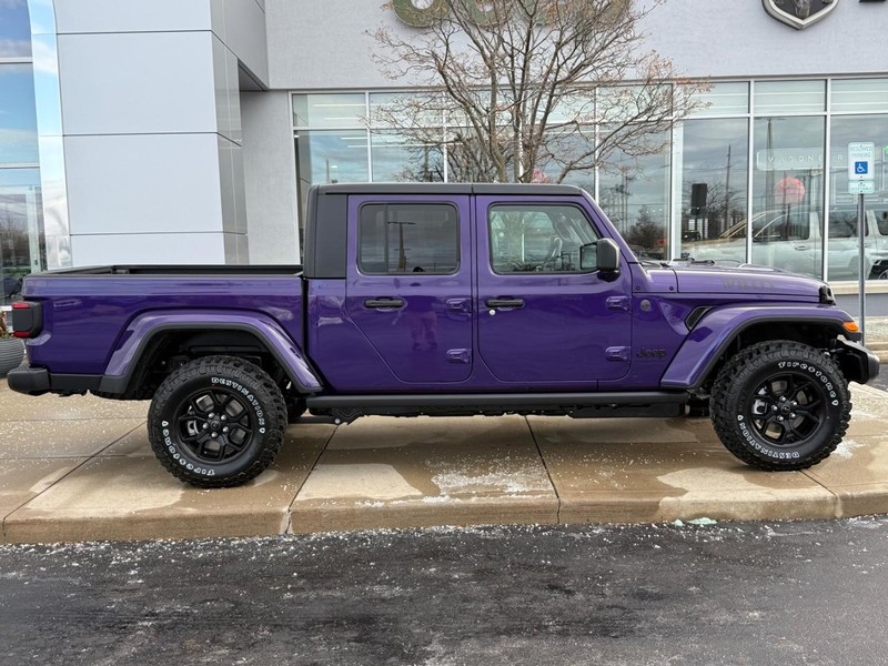 Jeep Gladiator Vehicle Full-screen Gallery Image 2