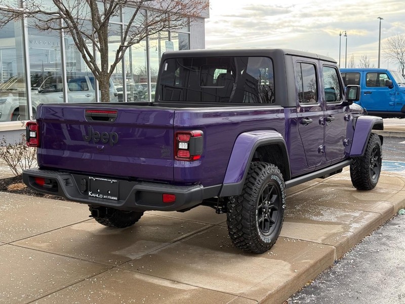Jeep Gladiator Vehicle Full-screen Gallery Image 3