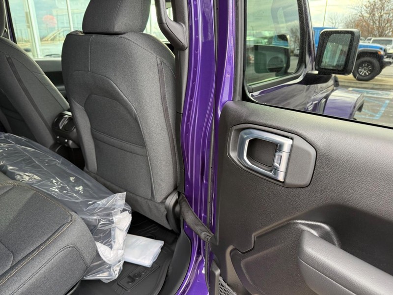 Jeep Gladiator Vehicle Full-screen Gallery Image 11