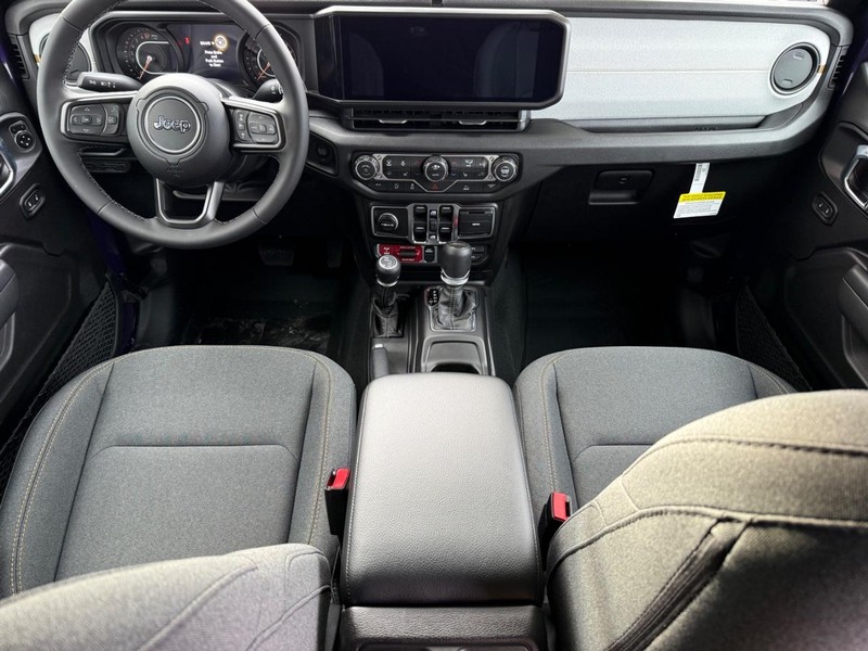 Jeep Gladiator Vehicle Full-screen Gallery Image 12