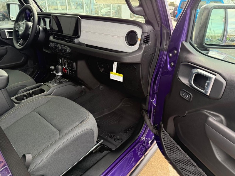 Jeep Gladiator Vehicle Full-screen Gallery Image 14