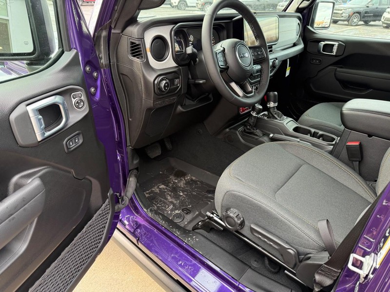 Jeep Gladiator Vehicle Full-screen Gallery Image 16