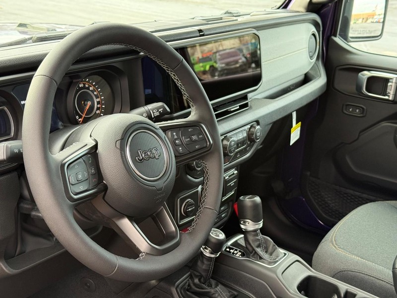 Jeep Gladiator Vehicle Full-screen Gallery Image 18