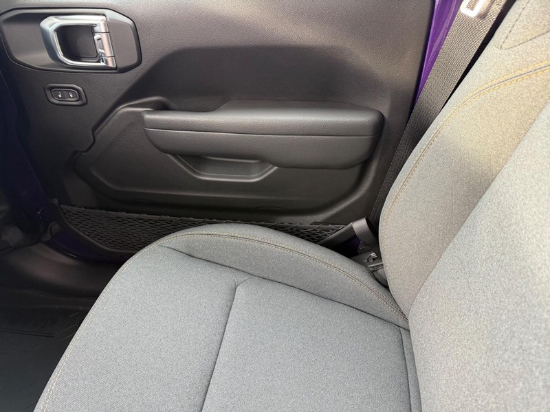 Jeep Gladiator Vehicle Full-screen Gallery Image 27