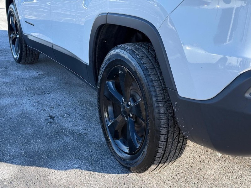 Jeep Cherokee Vehicle Full-screen Gallery Image 6