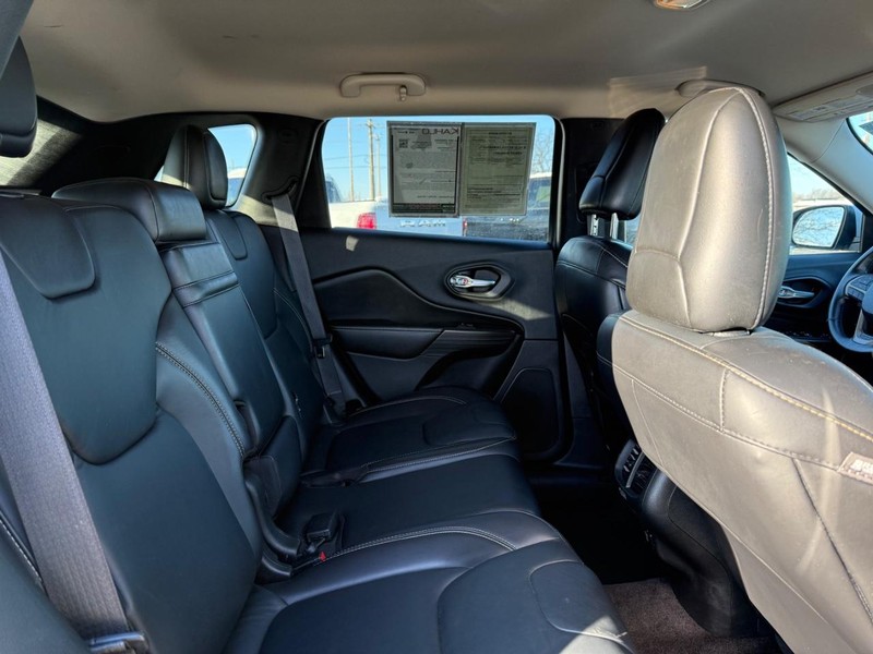 Jeep Cherokee Vehicle Full-screen Gallery Image 10