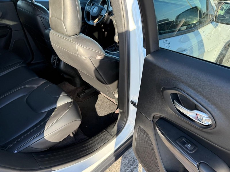 Jeep Cherokee Vehicle Full-screen Gallery Image 11