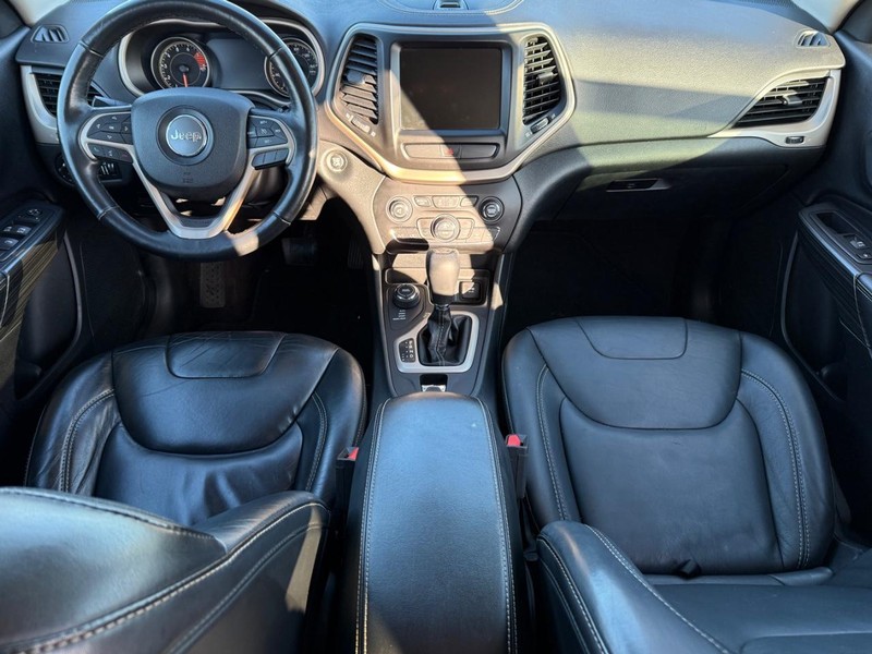 Jeep Cherokee Vehicle Full-screen Gallery Image 12