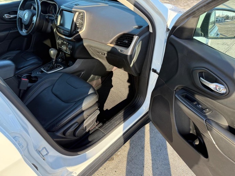 Jeep Cherokee Vehicle Full-screen Gallery Image 14