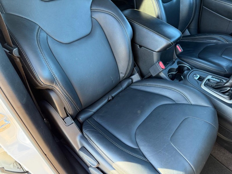 Jeep Cherokee Vehicle Full-screen Gallery Image 15