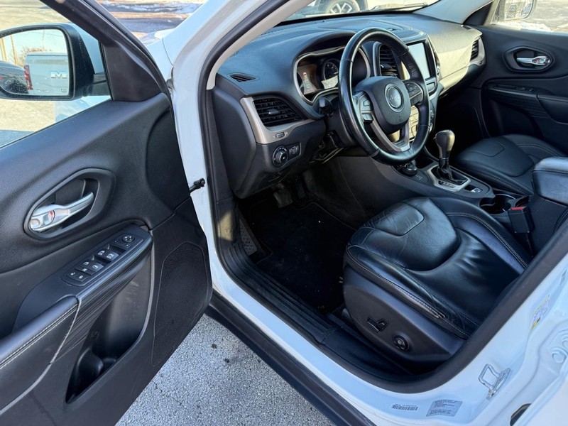 Jeep Cherokee Vehicle Full-screen Gallery Image 16