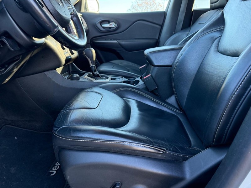 Jeep Cherokee Vehicle Full-screen Gallery Image 17