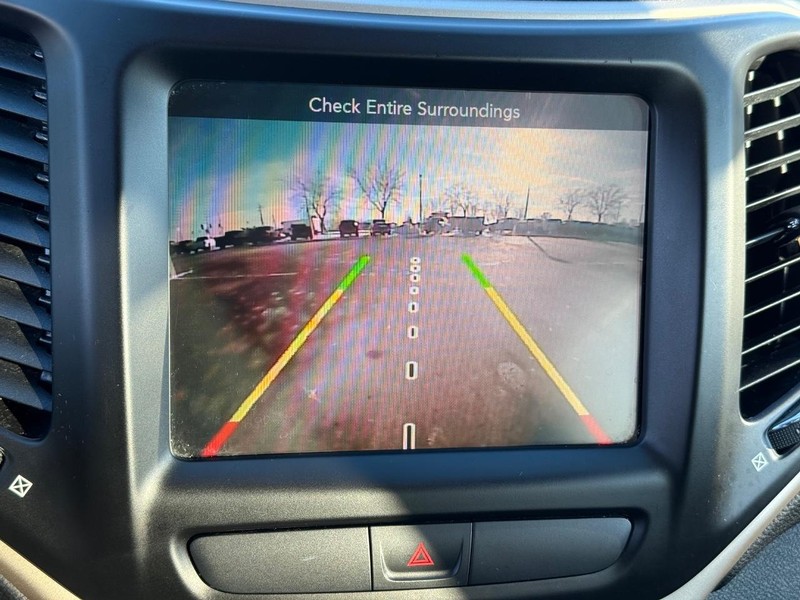 Jeep Cherokee Vehicle Full-screen Gallery Image 24