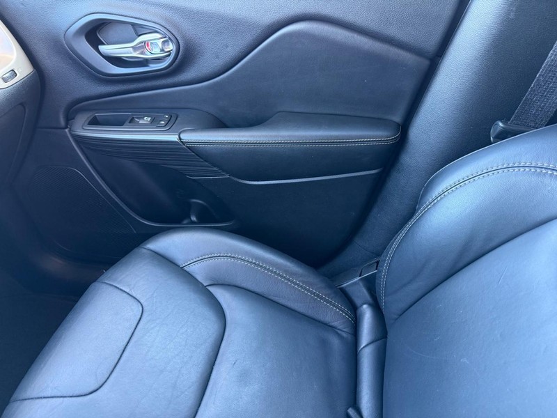 Jeep Cherokee Vehicle Full-screen Gallery Image 27