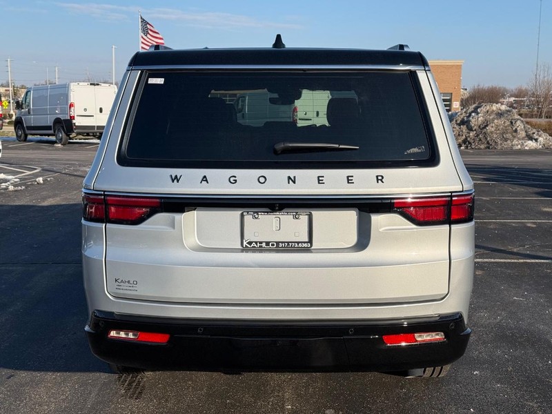 Jeep Wagoneer L Vehicle Full-screen Gallery Image 4