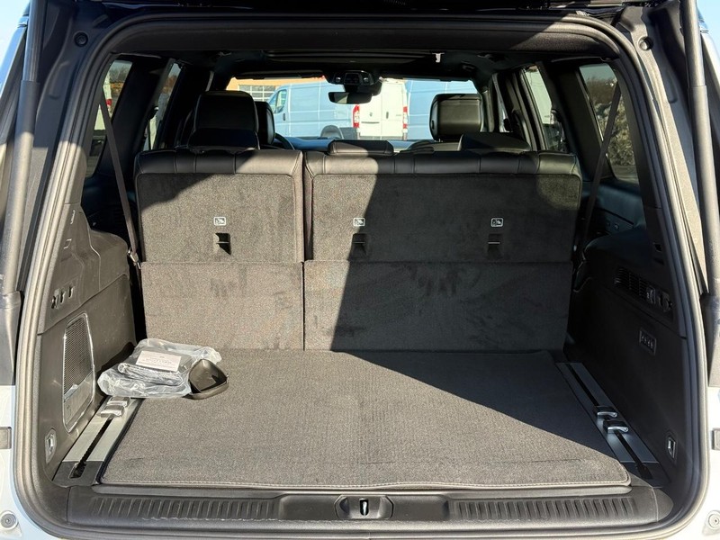 Jeep Wagoneer L Vehicle Full-screen Gallery Image 7