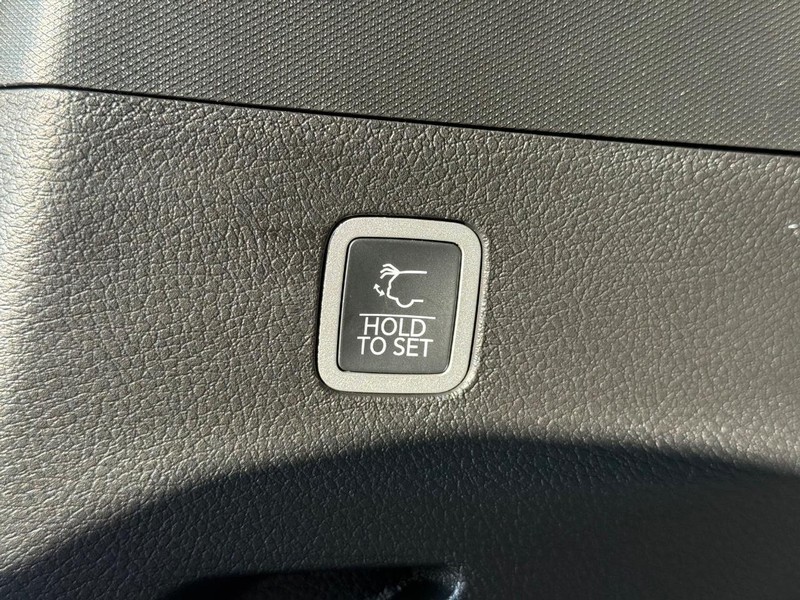 Jeep Wagoneer L Vehicle Full-screen Gallery Image 8