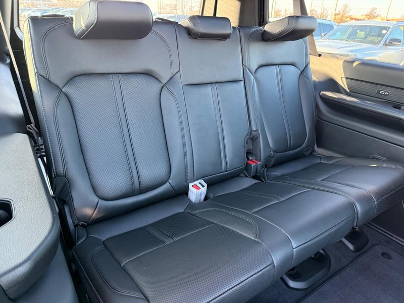 Jeep Wagoneer L Vehicle Full-screen Gallery Image 11