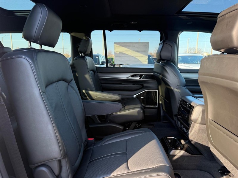 Jeep Wagoneer L Vehicle Full-screen Gallery Image 12