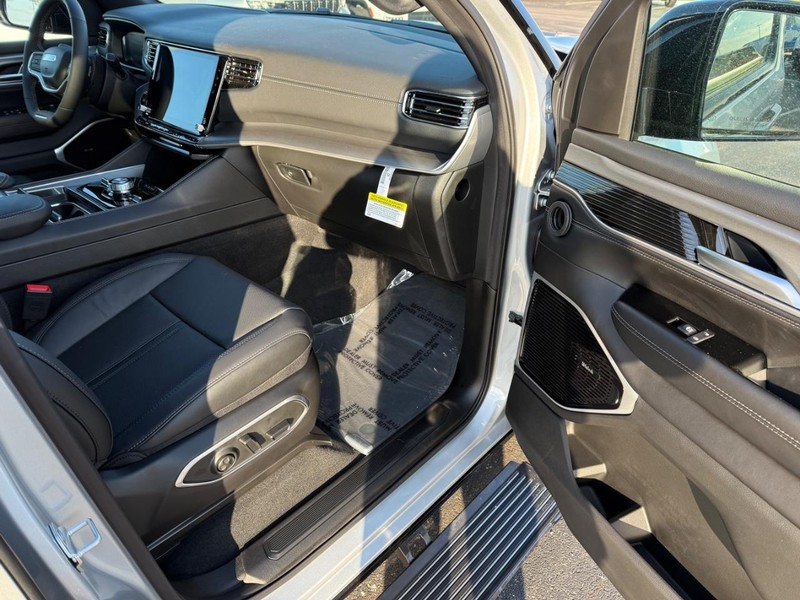 Jeep Wagoneer L Vehicle Full-screen Gallery Image 17