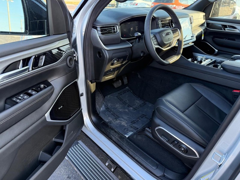 Jeep Wagoneer L Vehicle Full-screen Gallery Image 19