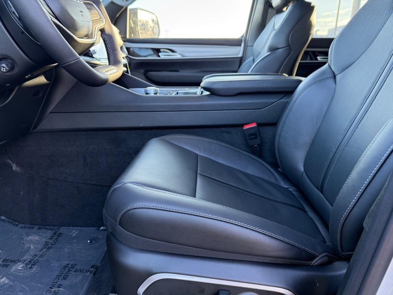 Jeep Wagoneer L Vehicle Full-screen Gallery Image 20