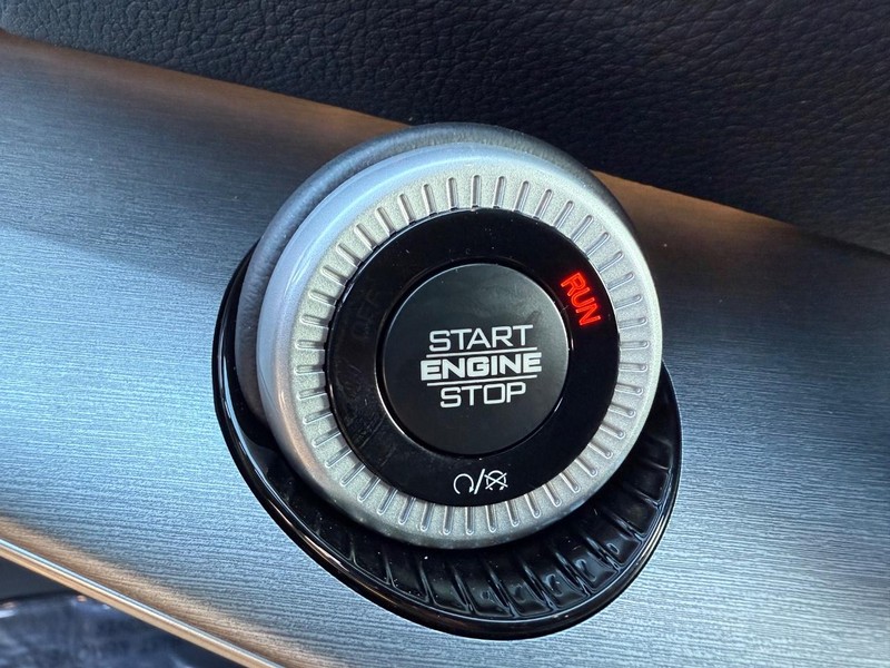 Jeep Wagoneer L Vehicle Full-screen Gallery Image 24