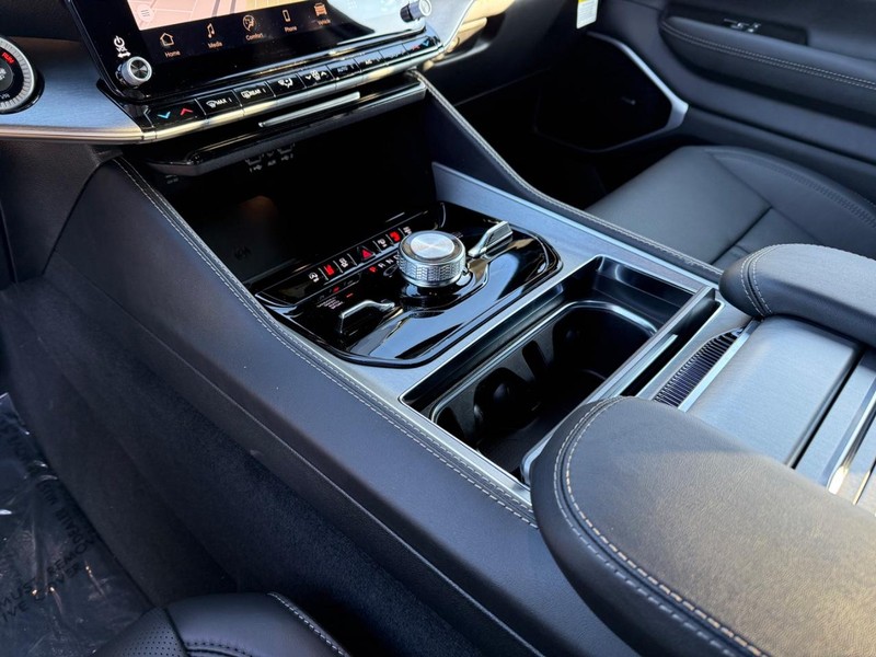 Jeep Wagoneer L Vehicle Full-screen Gallery Image 27