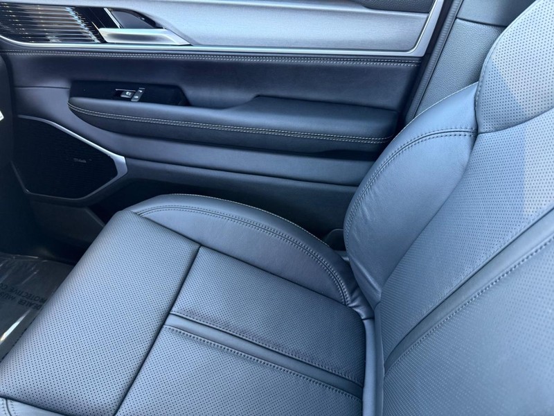 Jeep Wagoneer L Vehicle Full-screen Gallery Image 28