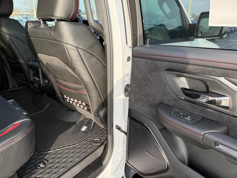 Ram 1500 Vehicle Full-screen Gallery Image 11