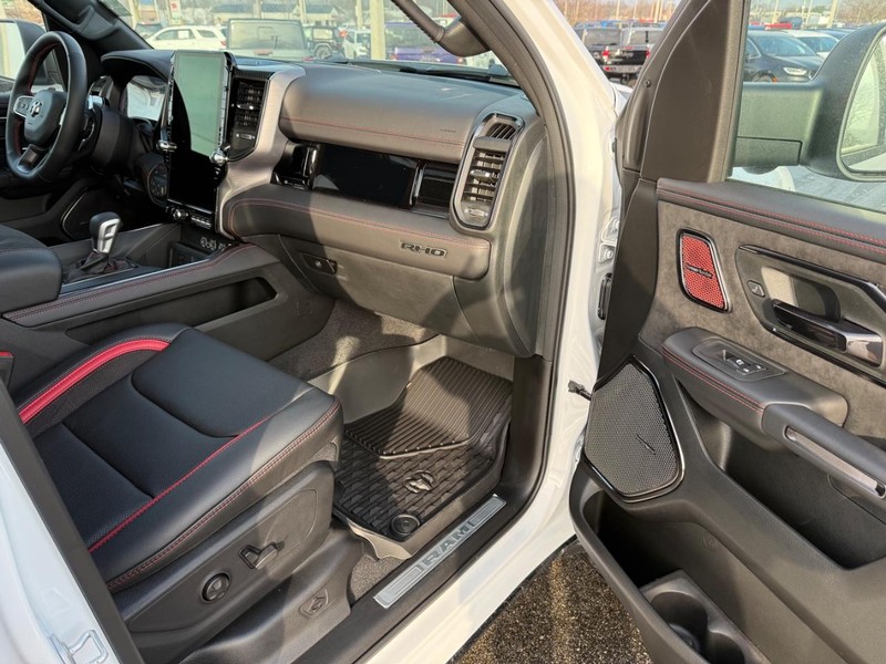 Ram 1500 Vehicle Full-screen Gallery Image 15