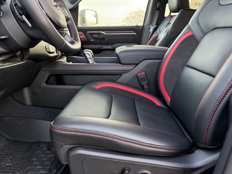 Ram 1500 Vehicle Full-screen Gallery Image 18