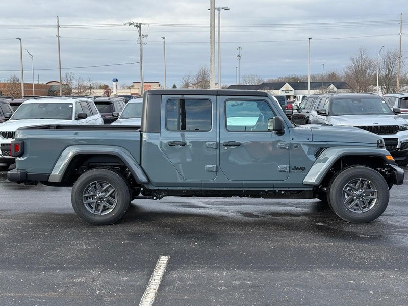 Jeep Gladiator Vehicle Full-screen Gallery Image 2