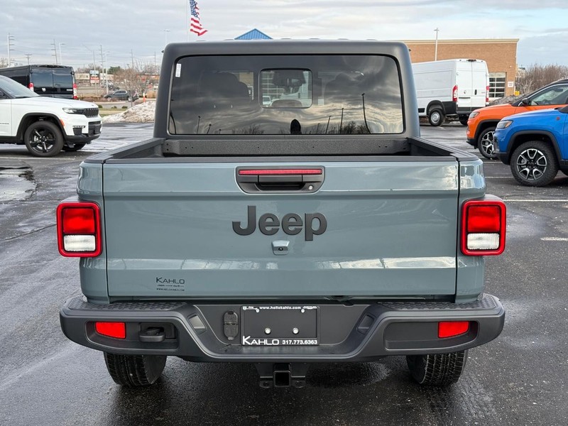 Jeep Gladiator Vehicle Full-screen Gallery Image 4