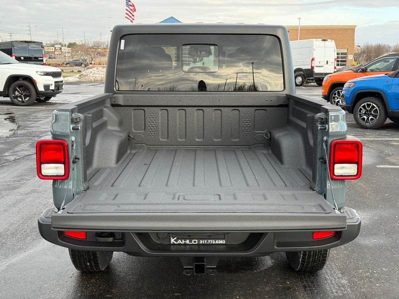 Jeep Gladiator Vehicle Full-screen Gallery Image 7