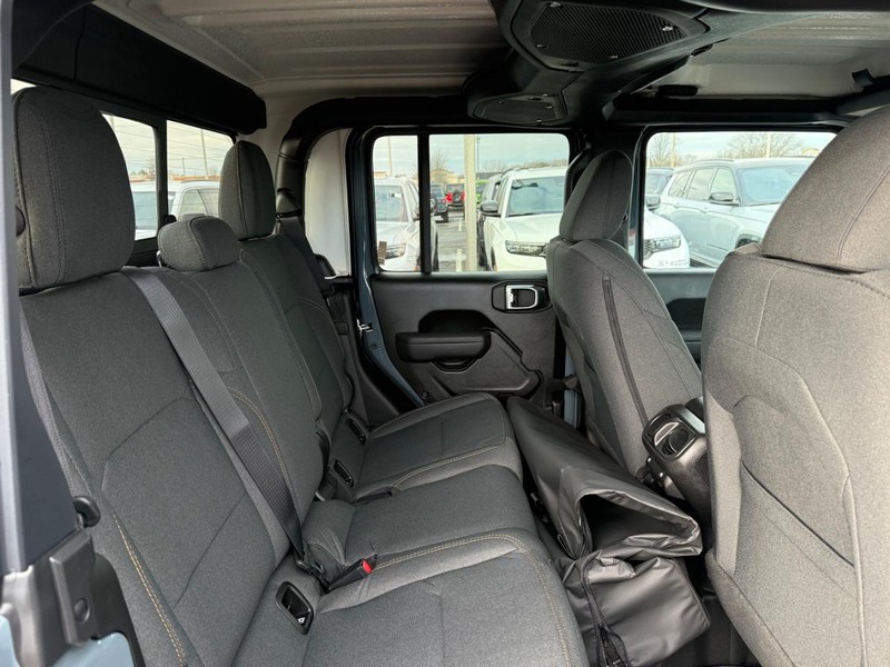 Jeep Gladiator Vehicle Full-screen Gallery Image 11