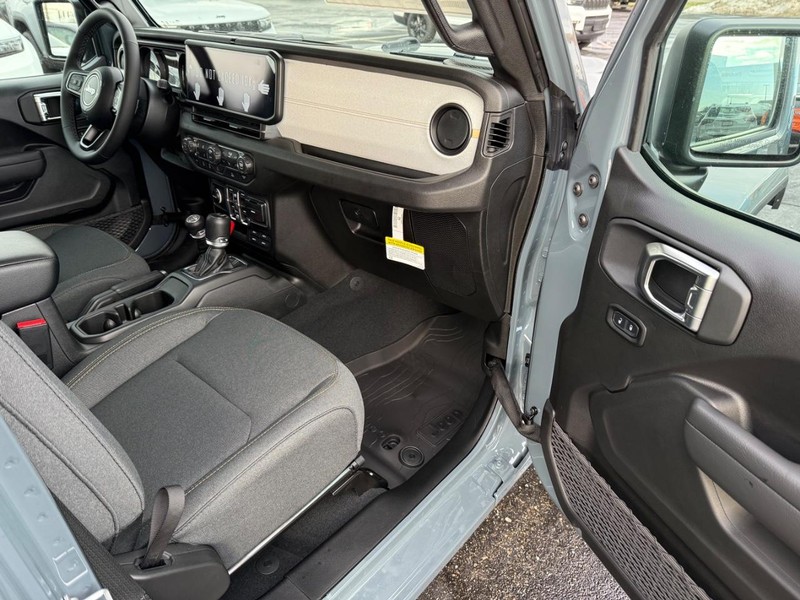 Jeep Gladiator Vehicle Full-screen Gallery Image 15