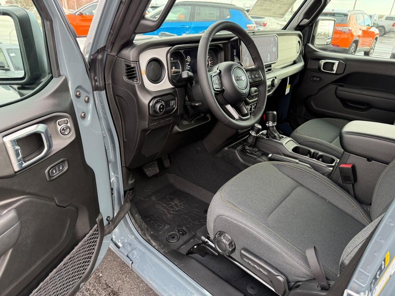 Jeep Gladiator Vehicle Full-screen Gallery Image 17