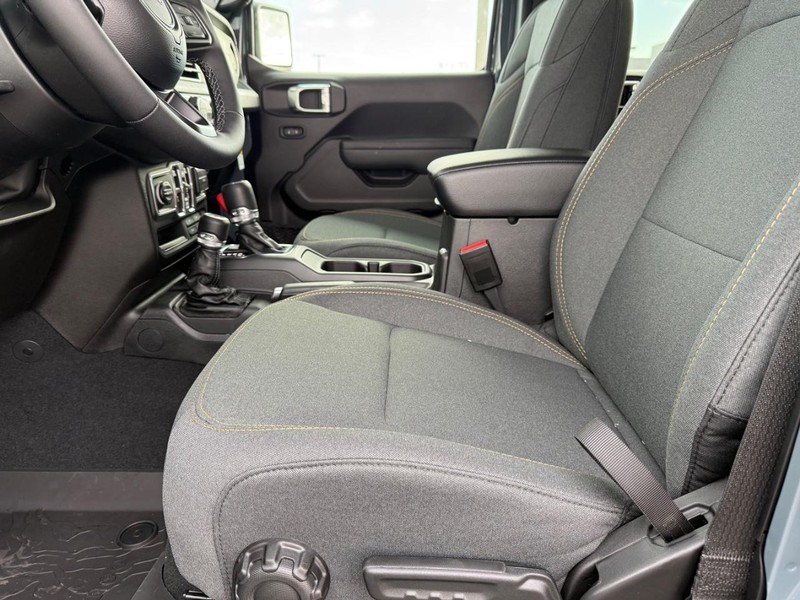 Jeep Gladiator Vehicle Full-screen Gallery Image 18