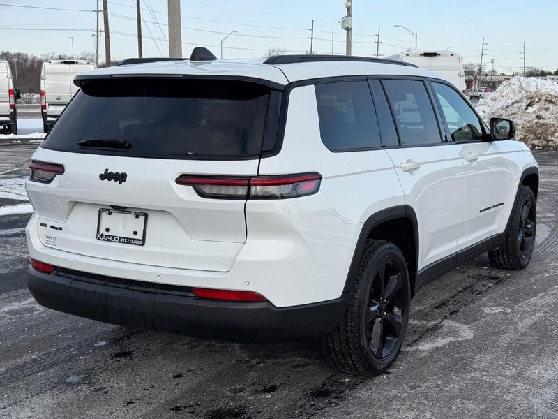 Jeep Grand Cherokee L Vehicle Full-screen Gallery Image 3