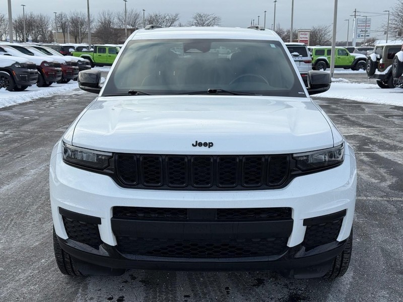 Jeep Grand Cherokee L Vehicle Full-screen Gallery Image 10