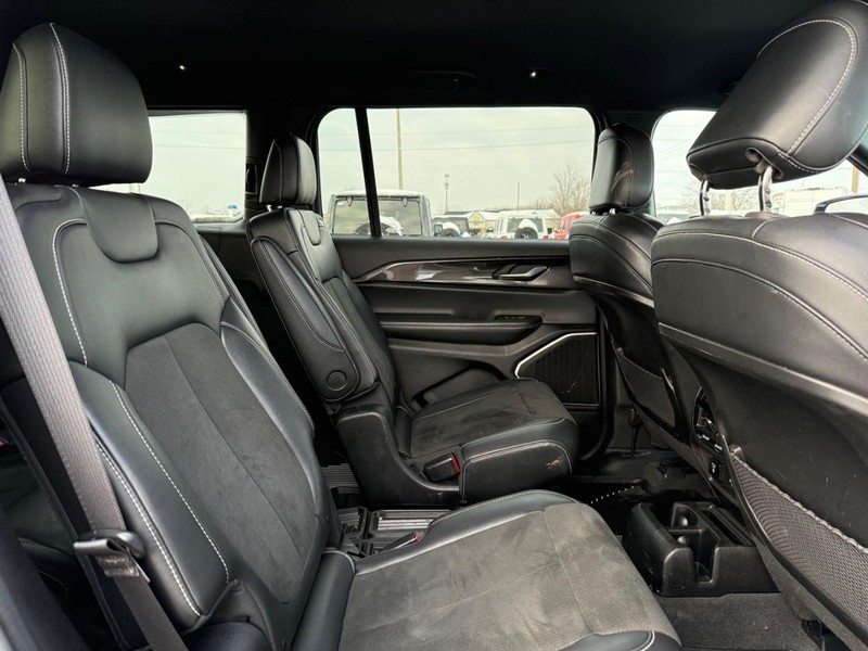 Jeep Grand Cherokee L Vehicle Full-screen Gallery Image 11