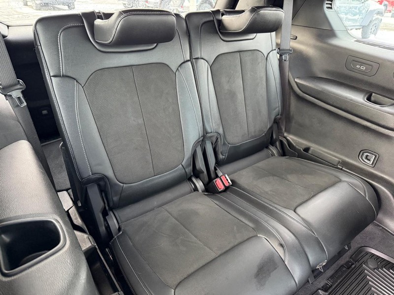 Jeep Grand Cherokee L Vehicle Full-screen Gallery Image 13