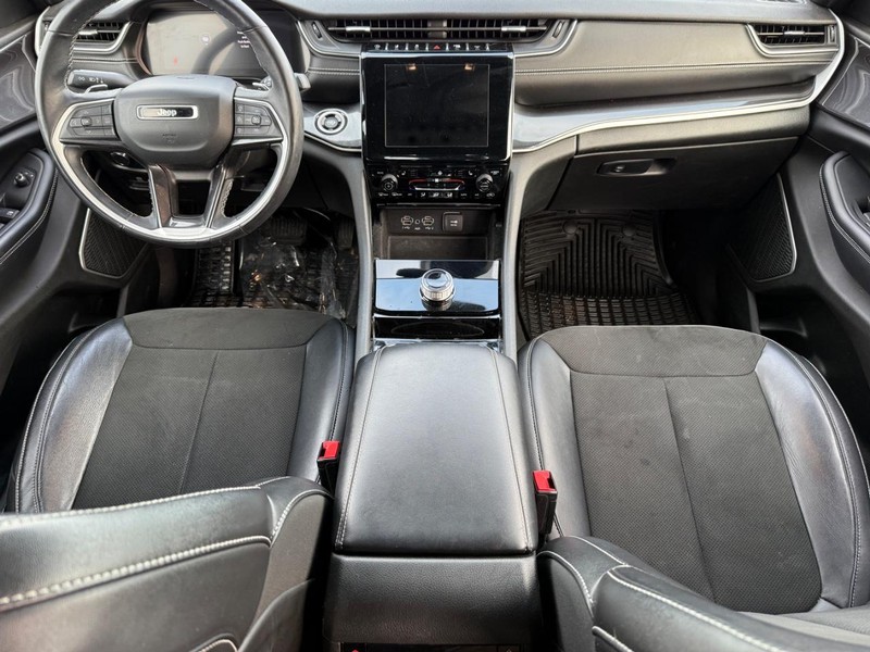 Jeep Grand Cherokee L Vehicle Full-screen Gallery Image 14