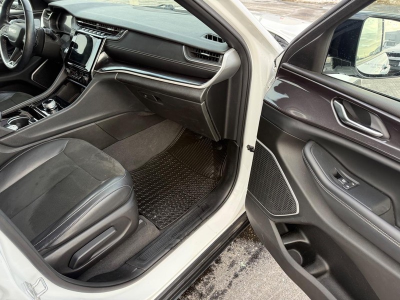 Jeep Grand Cherokee L Vehicle Full-screen Gallery Image 16