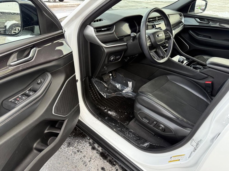 Jeep Grand Cherokee L Vehicle Full-screen Gallery Image 18